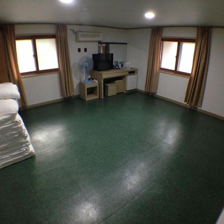 Suanbo Saipan Hot Spring Hotel Chungju Rum bild
